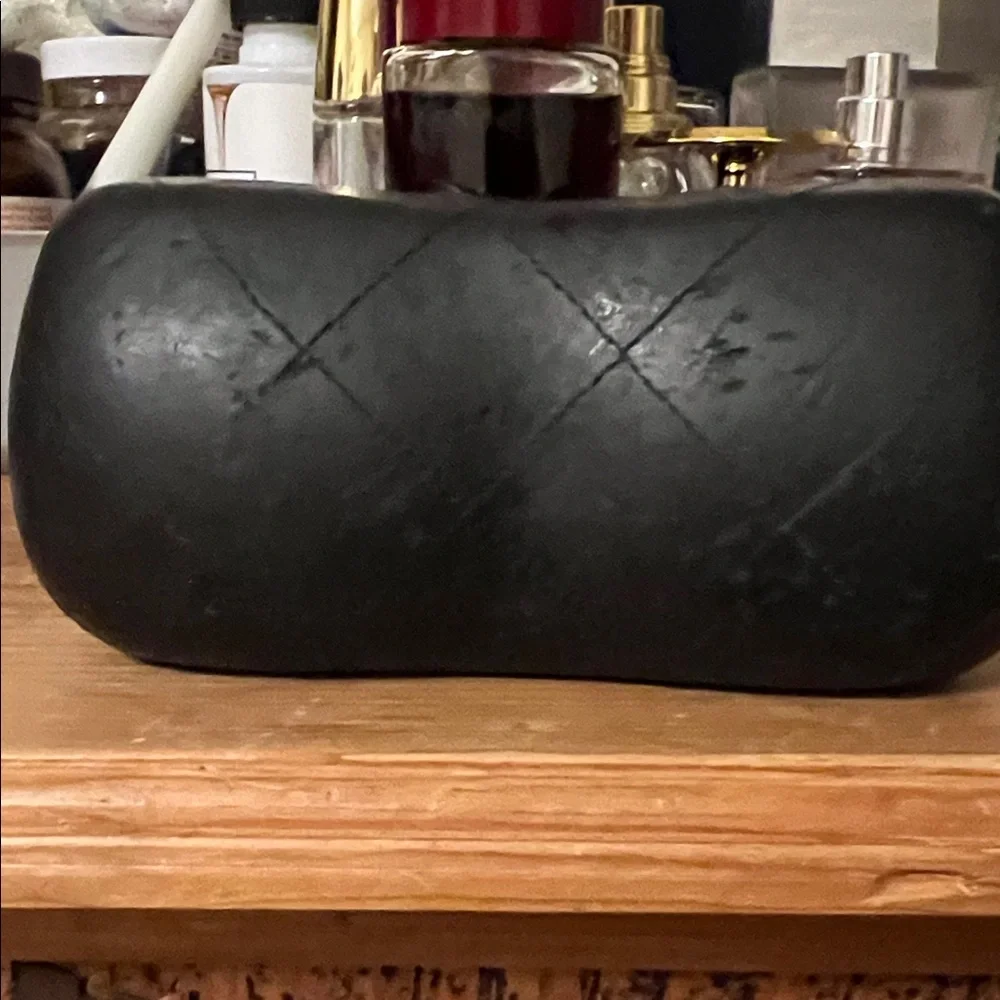 CHANEL Black Quilted Leather case - Picture 3 of 3